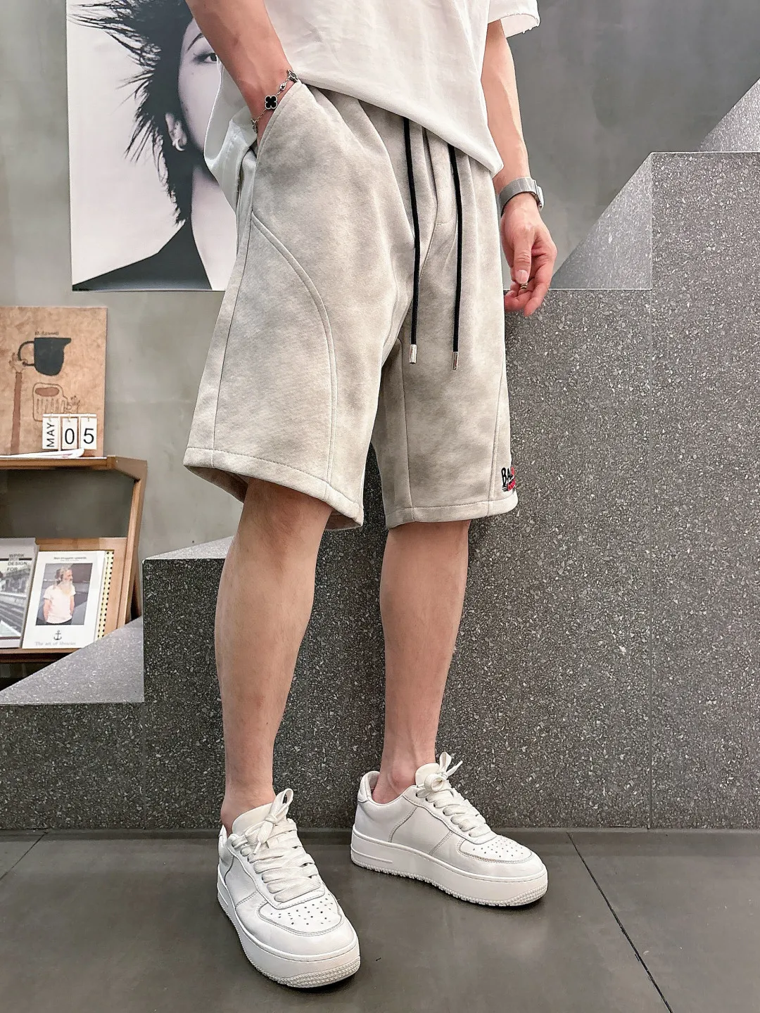 Balenciaga's three-standard complete 2026 summer New Arrival men's casual shorts, advanced custom-made Breathable fabric, Breathable fabric, extremely stretchy and comfortable, impeccable details, top-grade accessories, original logo design concept, delicate and soft feel! The upper body fit is awesome! Size: M-XXXL Please state your height and weight when ordering